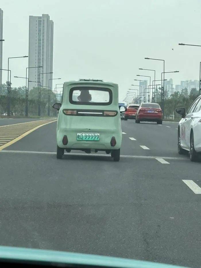 还在机动车道◇‍翡翠湾到花溪公馆道路存在安全隐患！新葡京娱乐溧阳永安兰苑通知选房了◇‍禁止上路的车(图3)